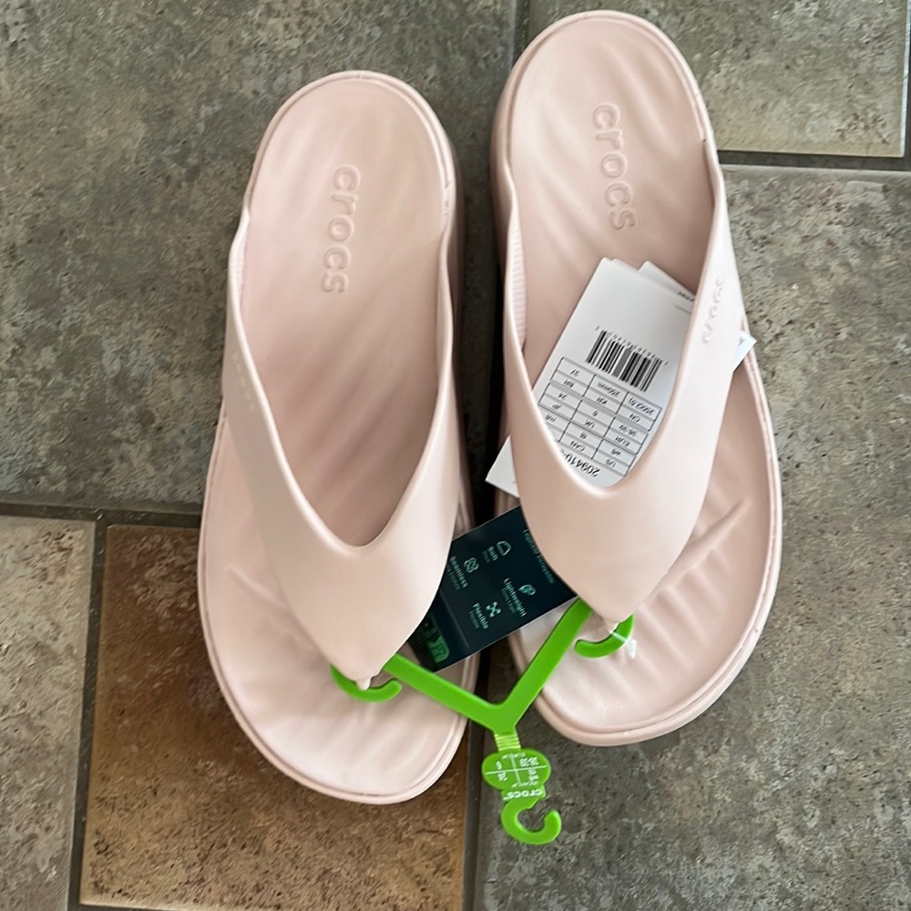 Crocs getaway platform flip- pink size 8
